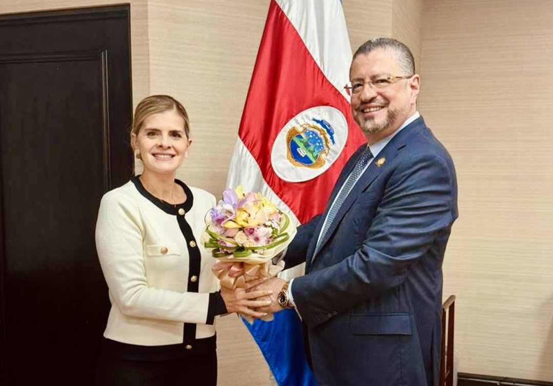 Rodrigo Chaves y Laura Fernández con un ramo de flores 