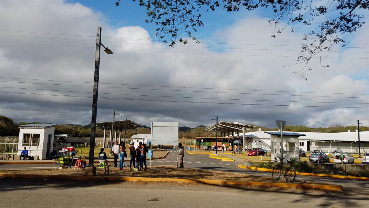 La frontera luce vacia del lado nicaraguense con excepcion de algunos vendedores y trabajadores que esperan clientes. Foto Confidencial