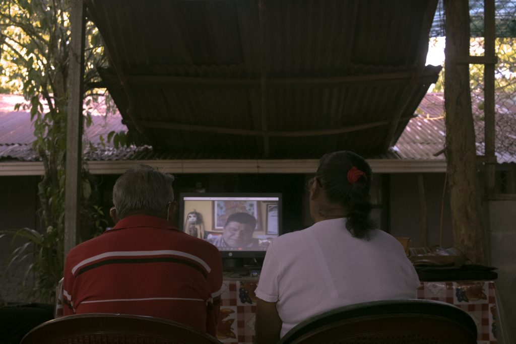 Enrique Rivera y Digna Rivera, padres de Jerhy, en una conversación con un representante del pueblo maya. (Foto: Julián Zamora). 