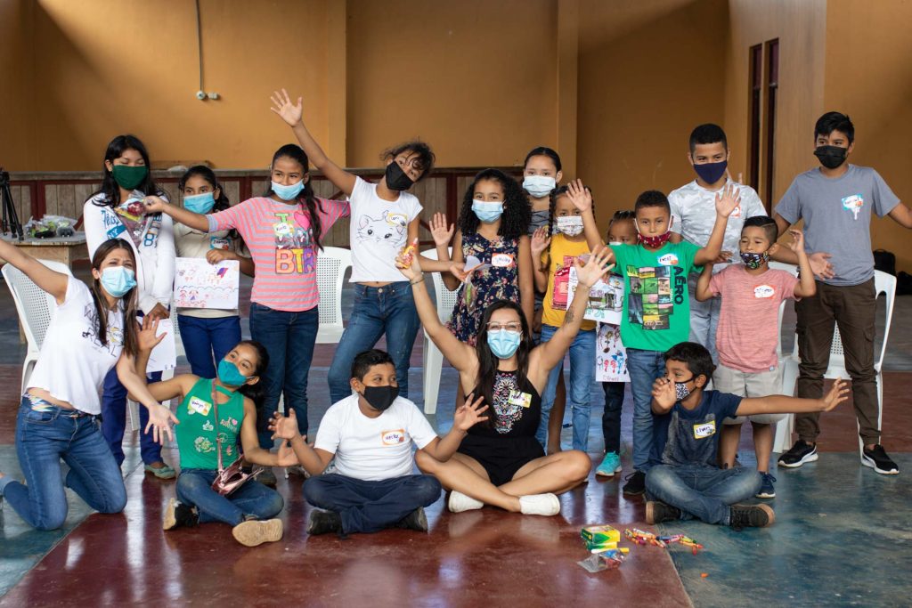 El equipo periodístico compartiendo con niñas y niños en una comunidad de La Cruz de Guanacaste. 