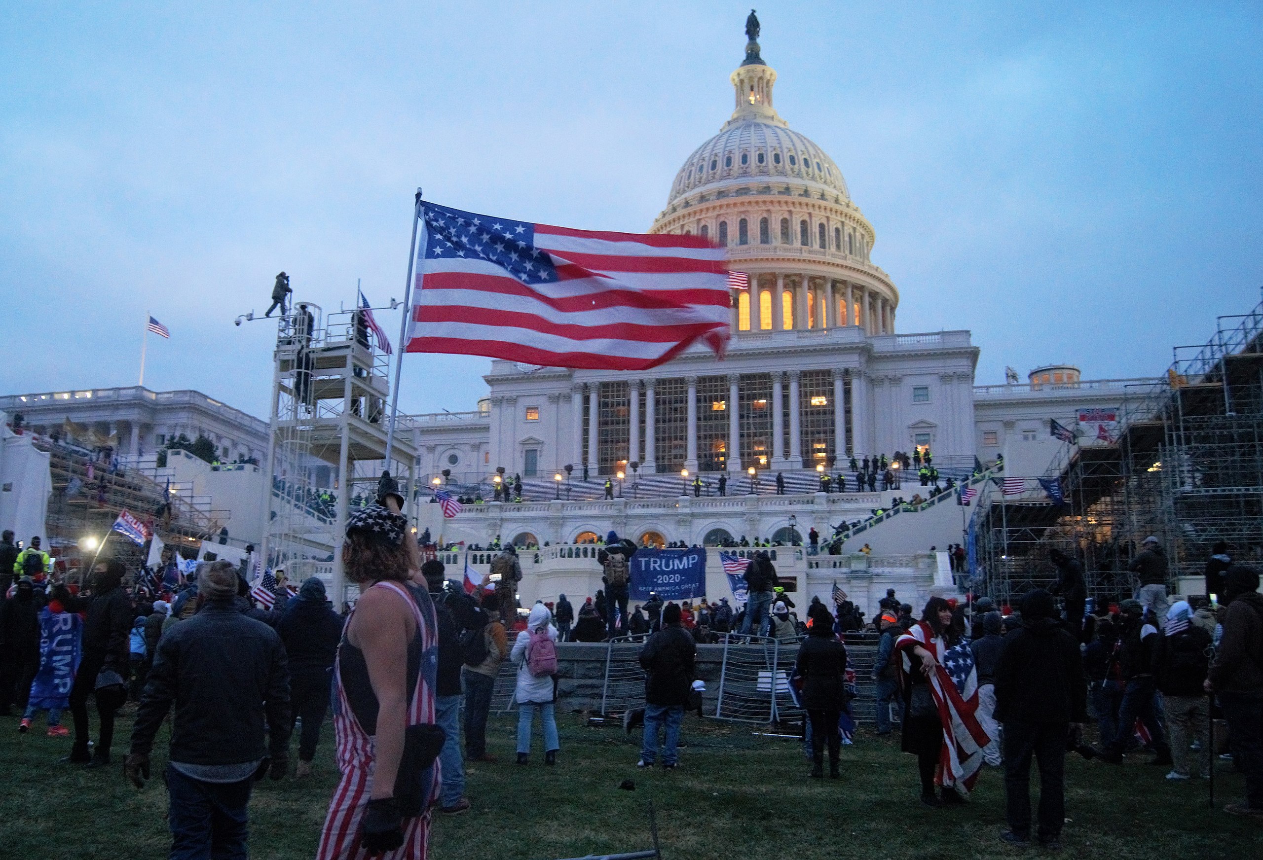 Algunas personas investigadas por el Congreso de EE. UU. de ayudar a instigar los actos del 6 de enero de 2021 tienen conexiones con la ultraderecha latinoamericana. Foto: Tyler Merbler / Flickr