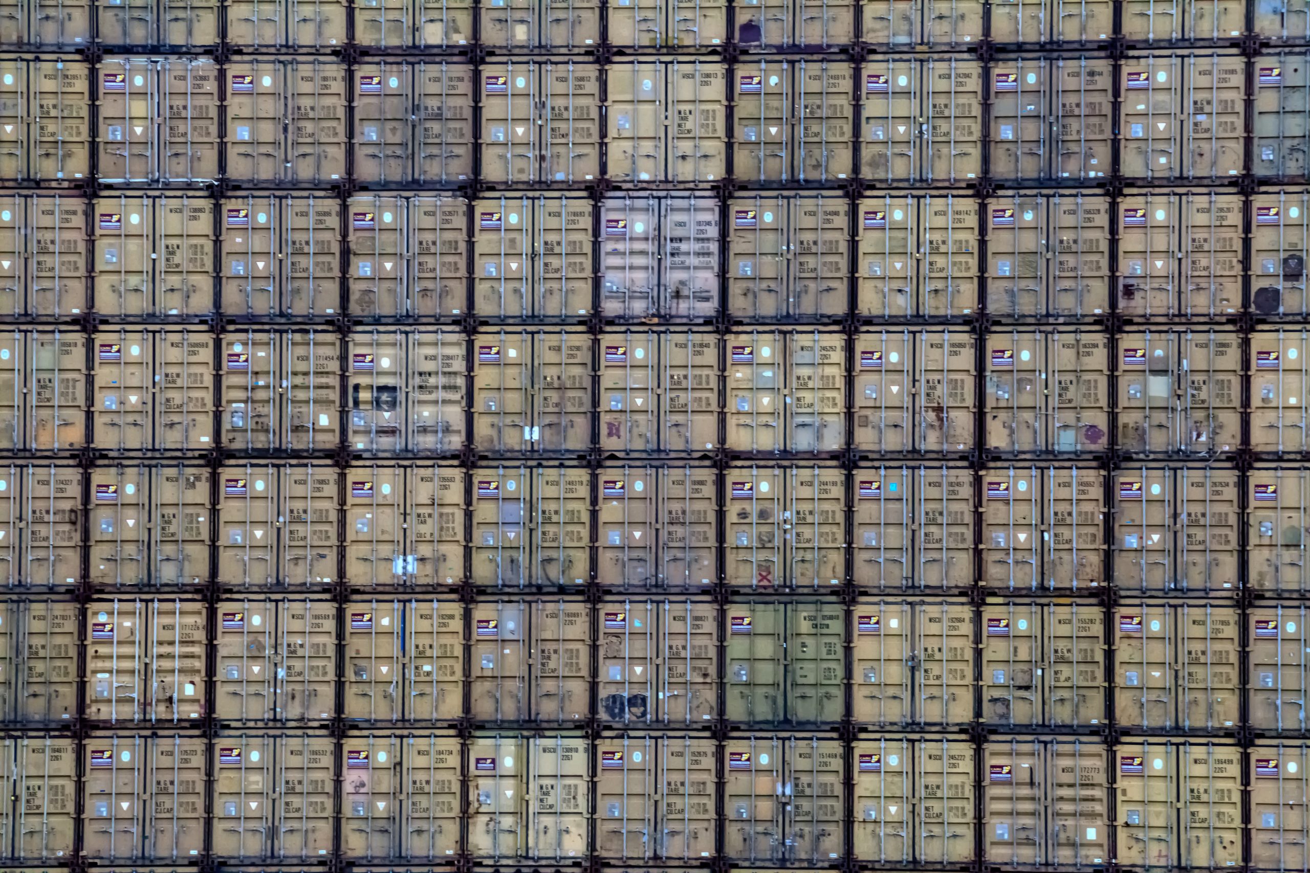 Almacenamiento de contenedores en el puerto de Róterdam. Crédito. August Brill