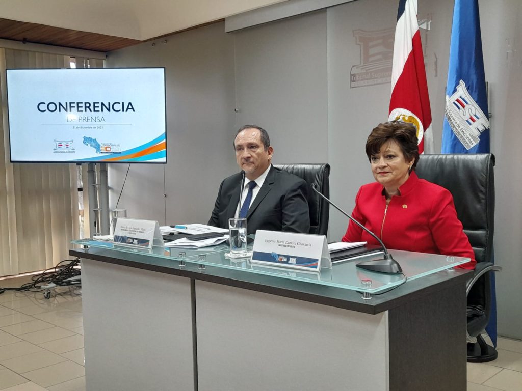 Héctor Fernández, director del Registro Electoral, y Eugenia Zamora, presidenta del TSE, en conferencia de prensa este jueves 21 de diciembre. (Foto: TSE).