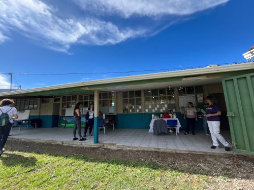 El centro de votación, la escuela Rafael Arguedas, en Cerro Plano de Monteverde, cuenta con solo dos juntas receptoras de votos. Monteverde es uno de los dos nuevos cantones. (Foto: María Laura Molina