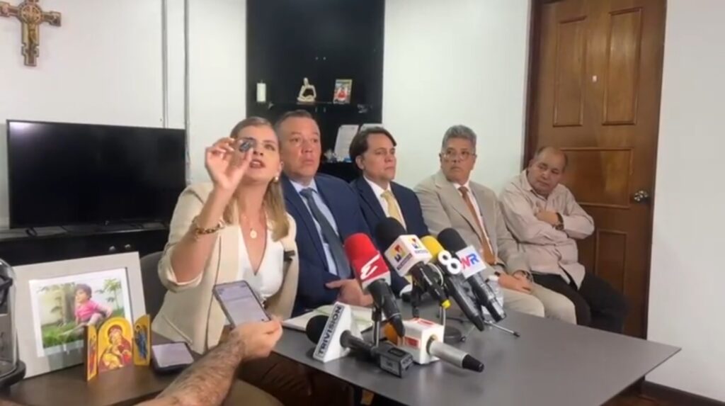 Laura Fernández micrófono